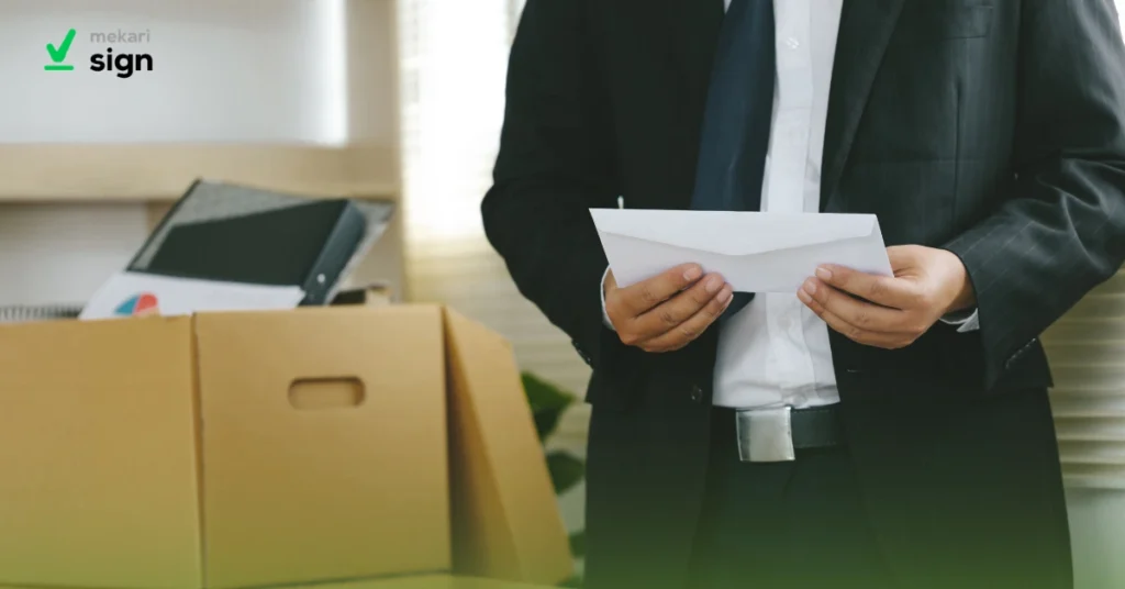 layoff adalah saat perusahaan menangguhkan atau memberhentikan pegawainya. berikut penyebab layoff, perbedaannya dengan pemecatan, dan hak karyawan yang terimbas