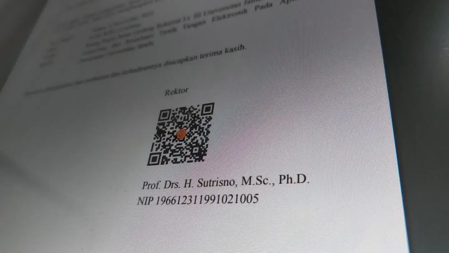 Penggunaan tanda tangan QR code dalam dokumen elektronik UNJA.