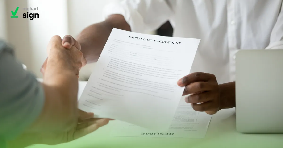 Ilustrasi pemberian surat keterangan kerja setelah proses wawancara dan seleksi kerja formal.