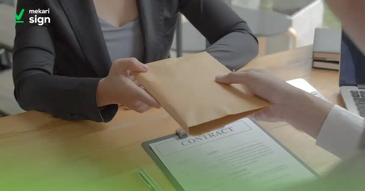 Ilustrasi penyerahan dokumen offering letter dalam amplop cokelat di atas meja kerja dengan kontrak kerja.