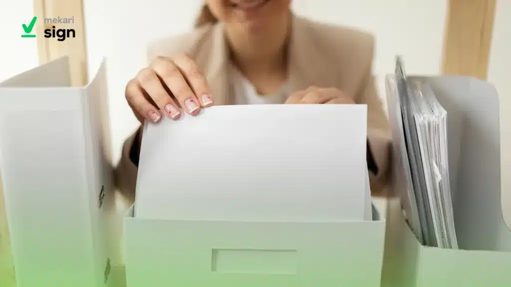 Arsip adalah dokumen penting yang disimpan untuk keperluan administratif dan hukum