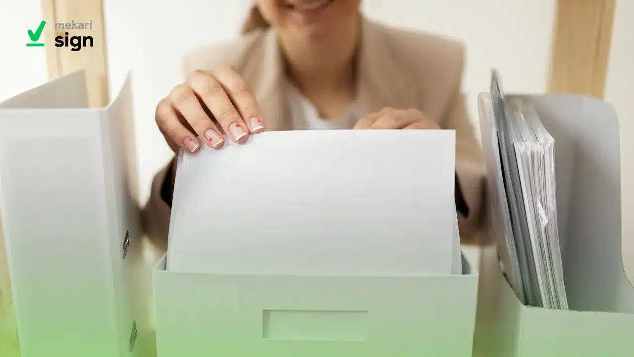 Arsip adalah dokumen penting yang disimpan untuk keperluan administratif dan hukum