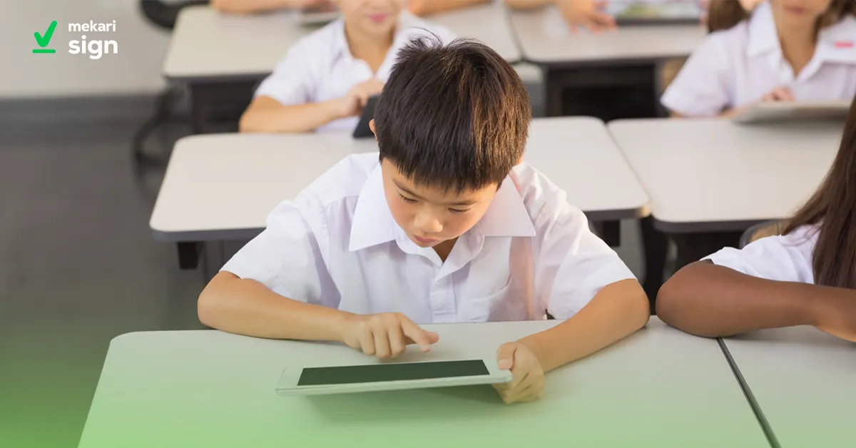 Siswa sekolah dasar menggunakan tablet sebagai sarana belajar literasi digital di kelas