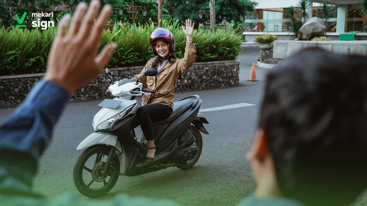 Ilustrasi seorang perempuan menggunakan sepeda motor untuk artikel Contoh Surat Perjanjian Gadai Motor